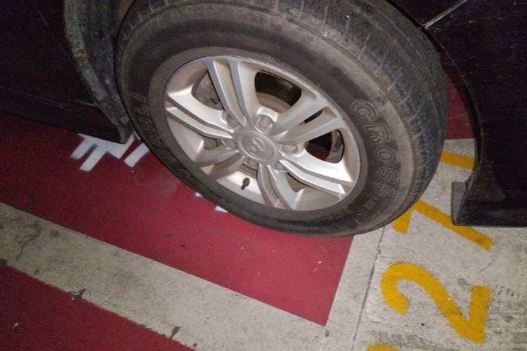 Used SAIC MAXUS G10 2016 2.0T Automatic Elite Edition Right Front Wheel Hub