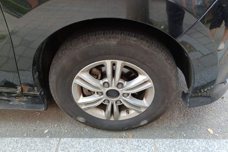 Used SAIC MAXUS G10 2016 2.0T Automatic Elite Edition Right Front Wheel Hub