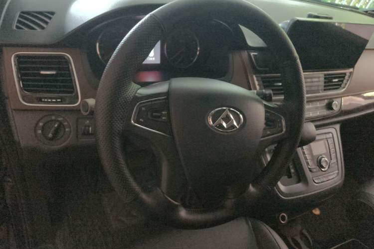 Used SAIC MAXUS G10 2016 2.0T Automatic Luxury Executive Edition Steering Wheel