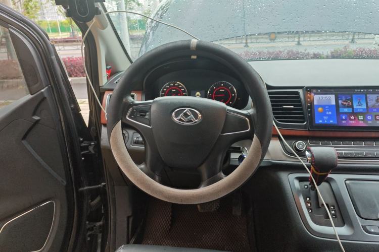 Used SAIC MAXUS G10 2016 1.9T Automatic Elite Edition Diesel China V Emission Standard Steering Wheel