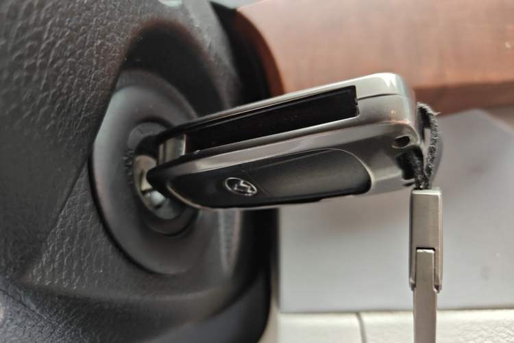 Used SAIC MAXUS G10 2016 2.0T Automatic Elite Edition Vehicle Key