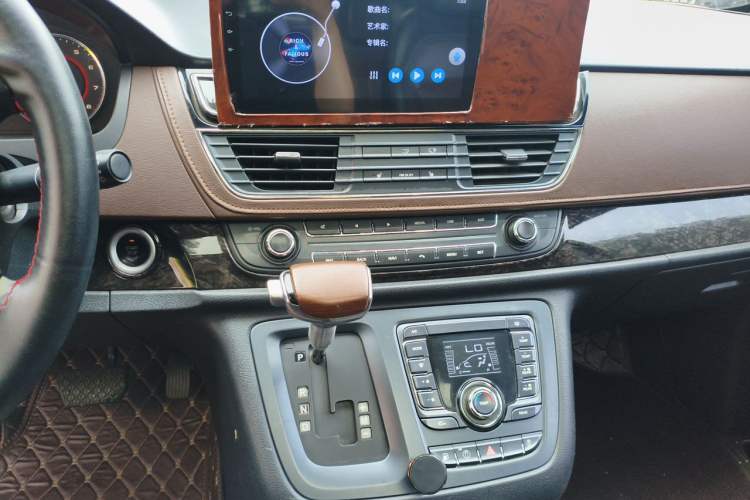 Used SAIC MAXUS G10 2016 2.0T Automatic Luxury Executive Edition Audio And AC Panel
