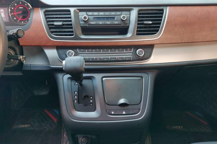 Used SAIC MAXUS G10 2016 2.0T Automatic Elite Edition Audio And AC Panel