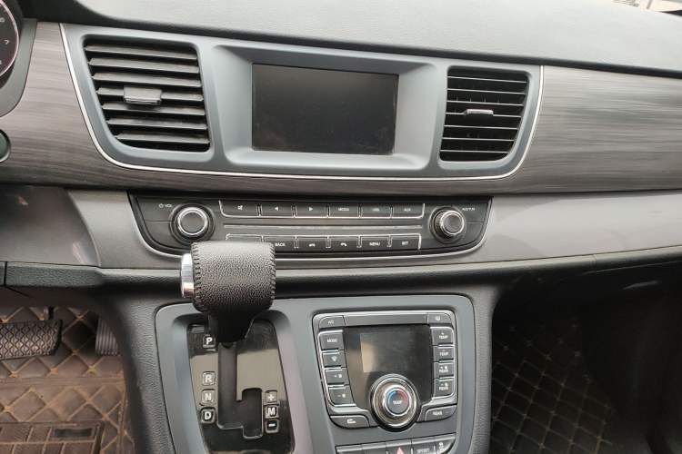Used SAIC MAXUS G10 2016 2.0T Automatic Luxury Edition Audio And AC Panel