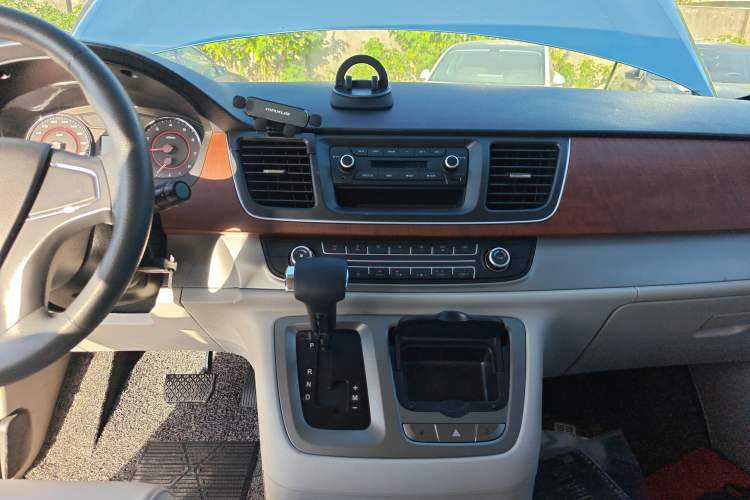 Used SAIC MAXUS G10 2016 2.0T Automatic Elite Edition Audio And AC Panel