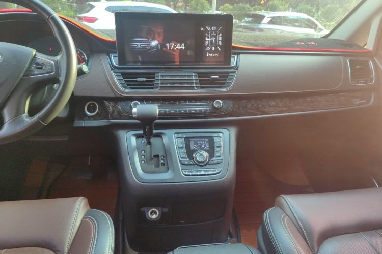 Used SAIC MAXUS G10 2016 2.0T Automatic Flagship Edition Center Console