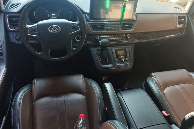 Used SAIC MAXUS G10 2016 2.0T Automatic Luxury Executive Edition Center Console