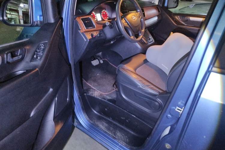 Used SAIC MAXUS G10 2016 2.0T Automatic Elite Edition Driver Seat