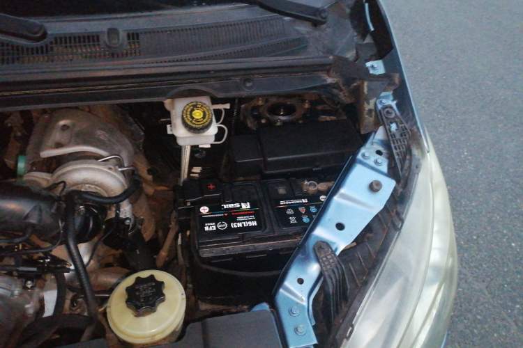 Used SAIC MAXUS G10 2016 2.0T Automatic Luxury Edition Engine Bay Left