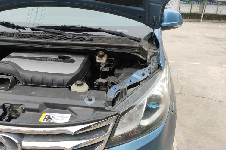 Used SAIC MAXUS G10 2016 2.0T Automatic Luxury Edition Engine Bay Left