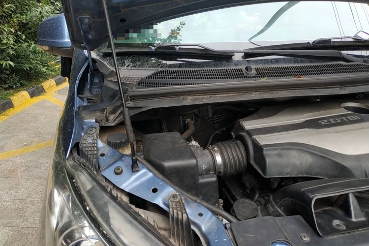 Used SAIC MAXUS G10 2016 2.0T Automatic Flagship Edition Engine Bay Right