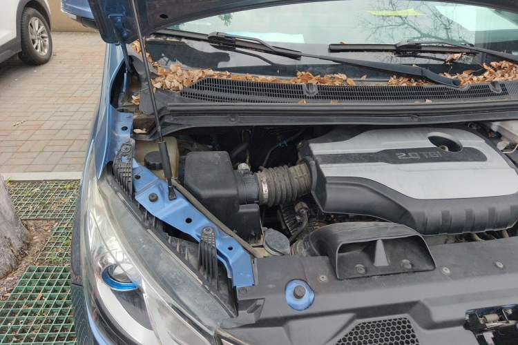 Used SAIC MAXUS G10 2016 2.0T Automatic Elite Edition Engine Bay Right