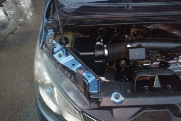 Used SAIC MAXUS G10 2016 2.0T Automatic Luxury Edition Engine Bay Right