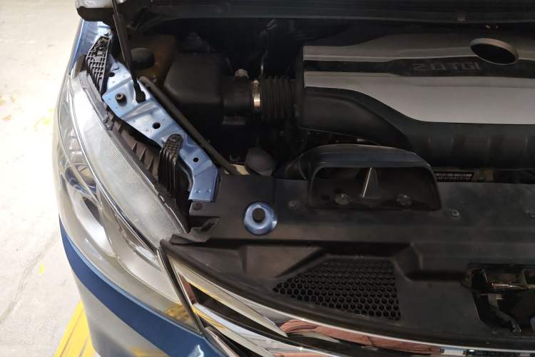 Used SAIC MAXUS G10 2016 2.0T Automatic Elite Edition Engine Bay Right