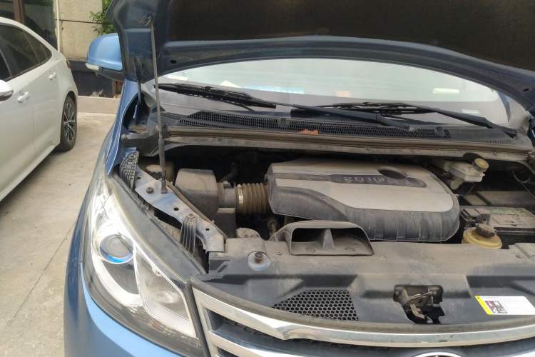 Used SAIC MAXUS G10 2016 2.0T Automatic Executive Edition Engine Bay Right