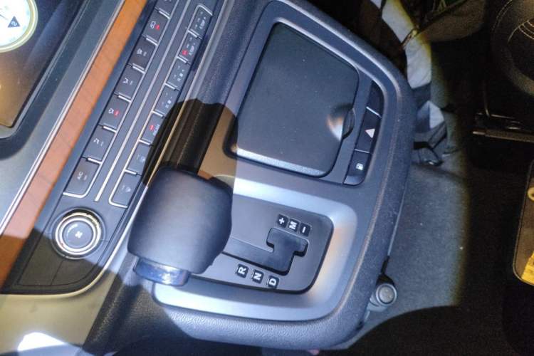 Used SAIC MAXUS G10 2016 2.0T Automatic Elite Edition Gear Lever