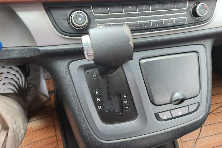 Used SAIC MAXUS G10 2016 2.0T Automatic Elite Edition Gear Lever
