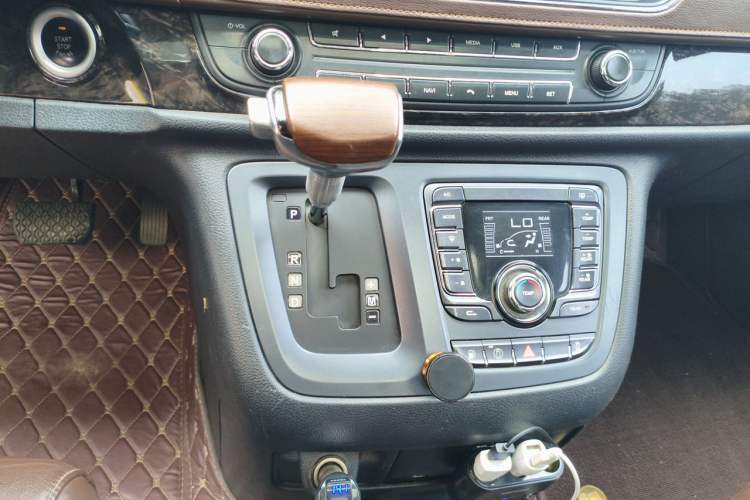 Used SAIC MAXUS G10 2016 2.0T Automatic Luxury Executive Edition Gear Lever