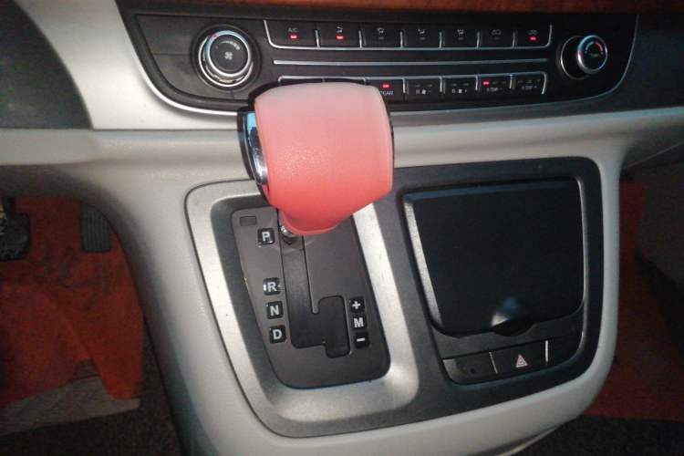 Used SAIC MAXUS G10 2016 2.0T Automatic Luxury Edition Gear Lever