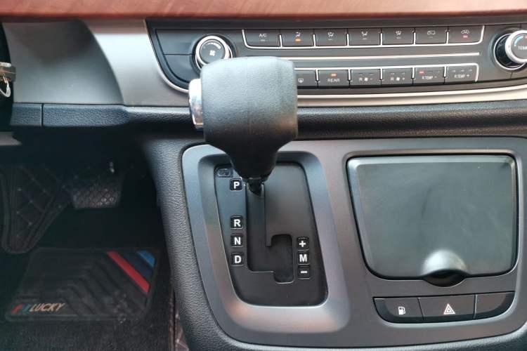 Used SAIC MAXUS G10 2016 2.0T Automatic Elite Edition Gear Lever