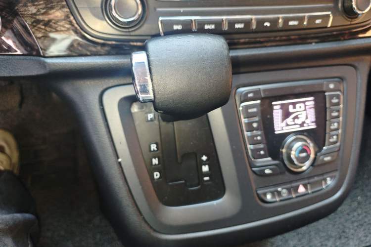 Used SAIC MAXUS G10 2016 2.0T Automatic Luxury Executive Edition Gear Lever