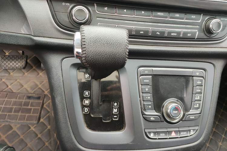 Used SAIC MAXUS G10 2016 2.0T Automatic Luxury Edition Gear Lever