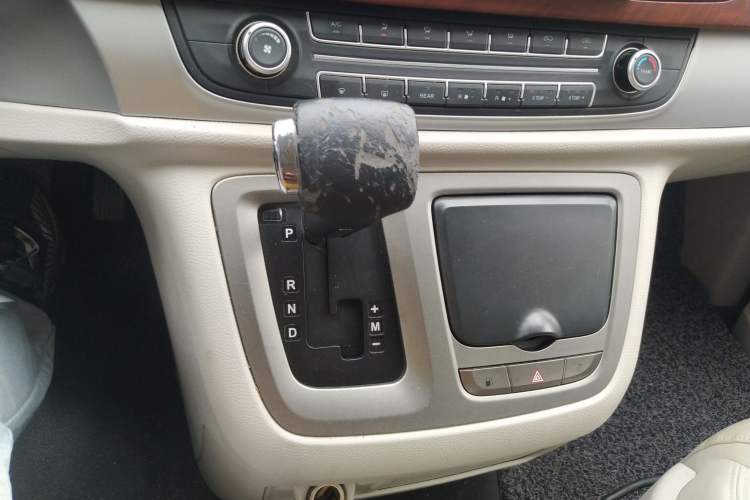Used SAIC MAXUS G10 2016 2.0T Automatic Executive Edition Gear Lever
