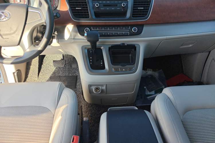 Used SAIC MAXUS G10 2016 2.0T Automatic Elite Edition Gear Lever