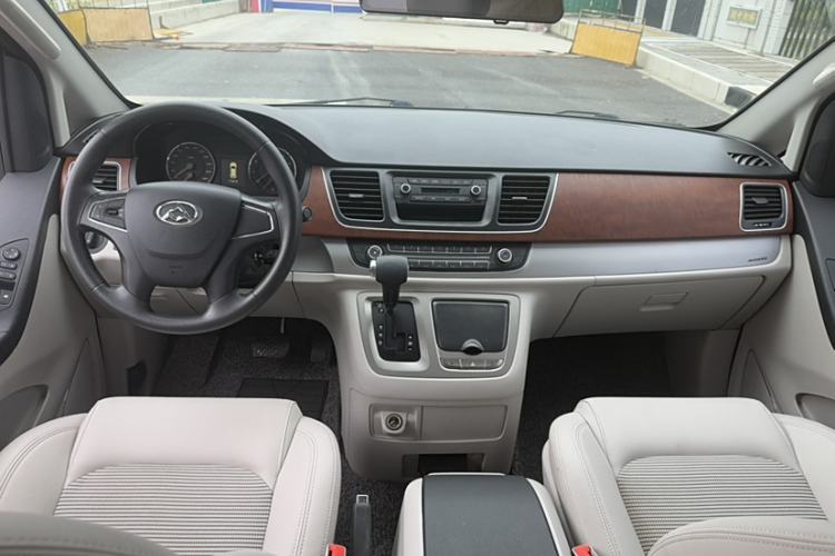 Used SAIC MAXUS G10 2016 2.0T Automatic Fashion Edition Interior 1