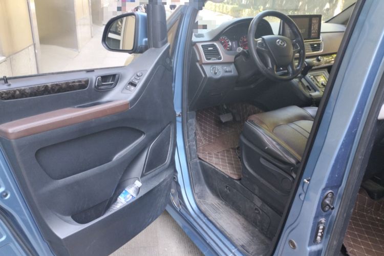 Used SAIC MAXUS G10 2016 2.0T Automatic Luxury Executive Edition Interior 3
