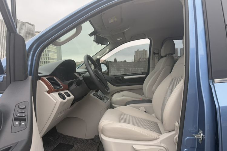 Used SAIC MAXUS G10 2016 2.0T Automatic Fashion Edition Interior 9