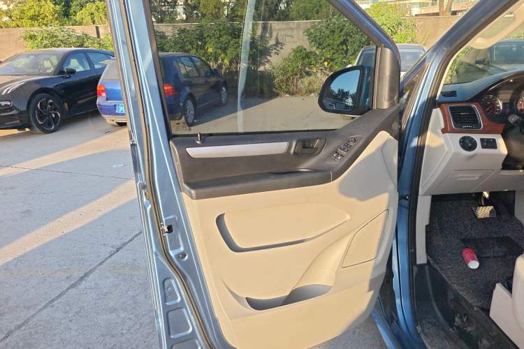 Used SAIC MAXUS G10 2016 2.0T Automatic Elite Edition Left Front Door Interior