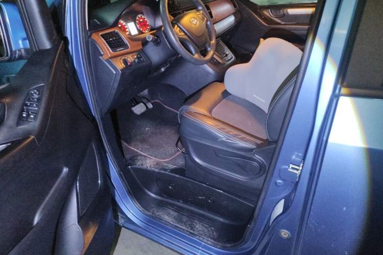 Used SAIC MAXUS G10 2016 2.0T Automatic Elite Edition Left Front Seat