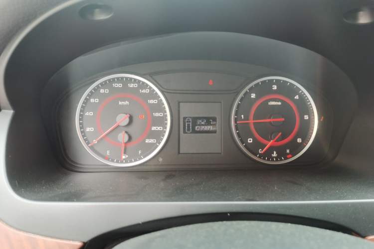 Used SAIC MAXUS G10 2016 1.9T Manual Elite Edition Diesel China V Standard Odometer Close Up