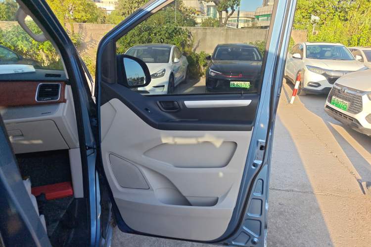 Used SAIC MAXUS G10 2016 2.0T Automatic Elite Edition Right Front Door Interior