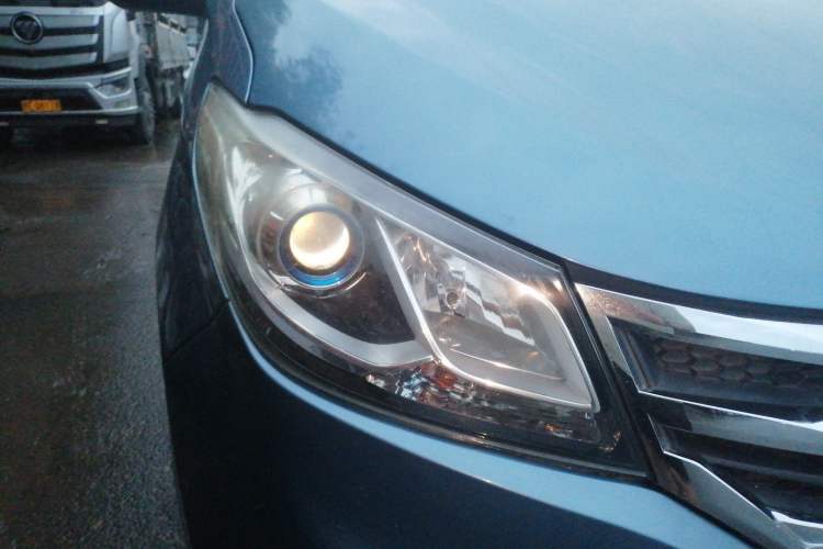 Used SAIC MAXUS G10 2016 2.0T Automatic Luxury Edition Right Front Headlight