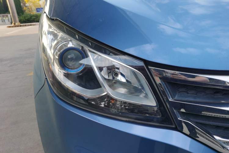 Used SAIC MAXUS G10 2016 2.0T Automatic Elite Edition Right Front Headlight