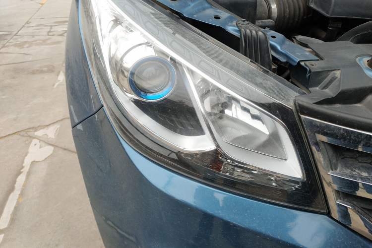 Used SAIC MAXUS G10 2016 2.0T Automatic Luxury Edition Right Front Headlight