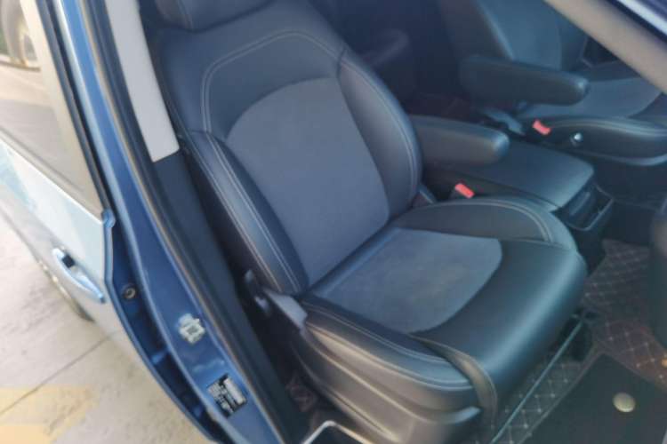 Used SAIC MAXUS G10 2016 2.0T Automatic Elite Edition Right Front Seat