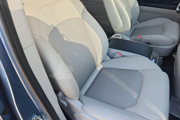 Used SAIC MAXUS G10 2016 2.0T Automatic Elite Edition Right Front Seat