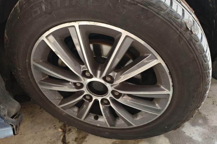 Used SAIC MAXUS G10 2016 2.0T Automatic Luxury Executive Edition Right Front Wheel Hub