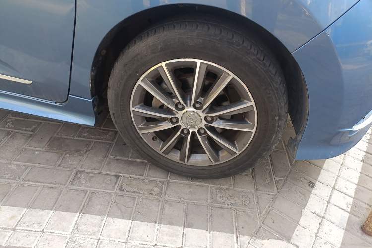 Used SAIC MAXUS G10 2016 2.0T Automatic Luxury Executive Edition Right Front Wheel Hub