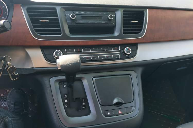 Used SAIC MAXUS G10 2016 2.0T Automatic Luxury Edition Audio And AC Panel