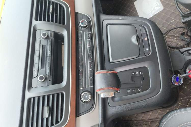 Used SAIC MAXUS G10 2016 2.0T Automatic Elite Edition Audio And AC Panel