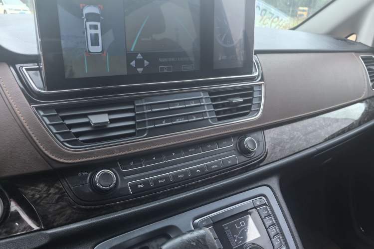 Used SAIC MAXUS G10 2016 2.0T Automatic Luxury Executive Edition Audio And AC Panel