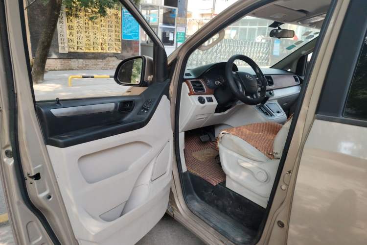 Used SAIC MAXUS G10 2016 2.0T Automatic Elite Edition Driver Seat