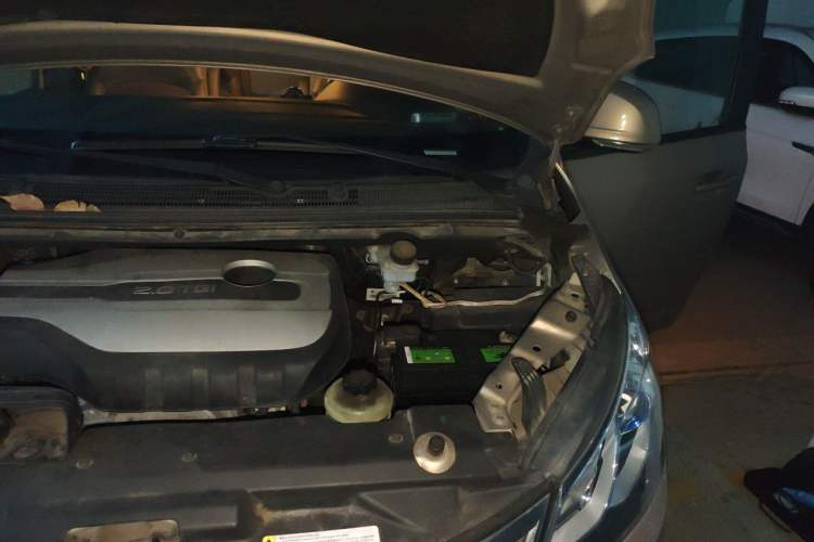 Used SAIC MAXUS G10 2016 2.0T Automatic Elite Edition Engine Bay Left