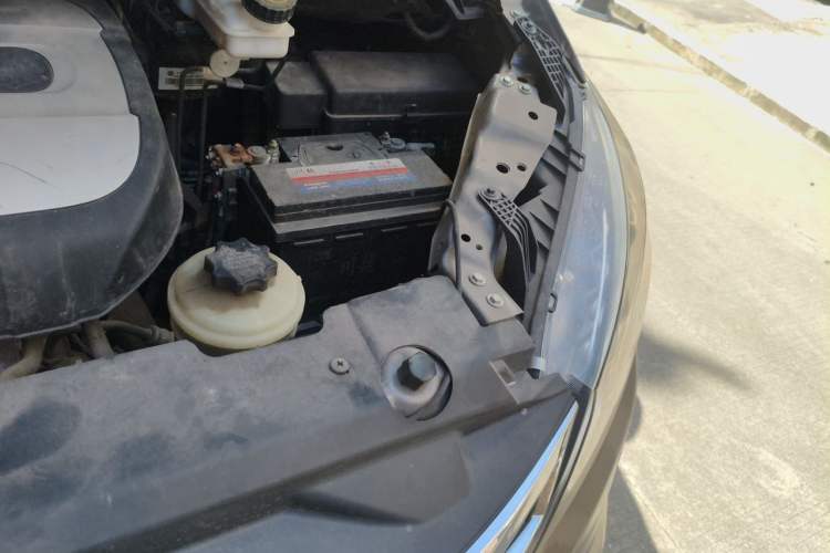 Used SAIC MAXUS G10 2016 2.0T Automatic Executive Edition Engine Bay Left