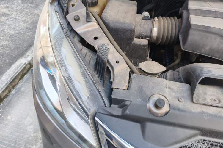 Used SAIC MAXUS G10 2016 2.0T Automatic Executive Edition Engine Bay Right