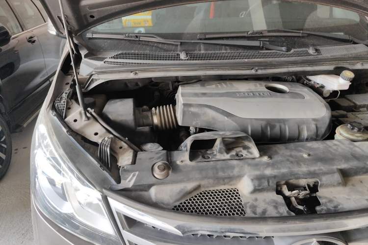 Used SAIC MAXUS G10 2016 2.0T Automatic Executive Edition Engine Bay Right